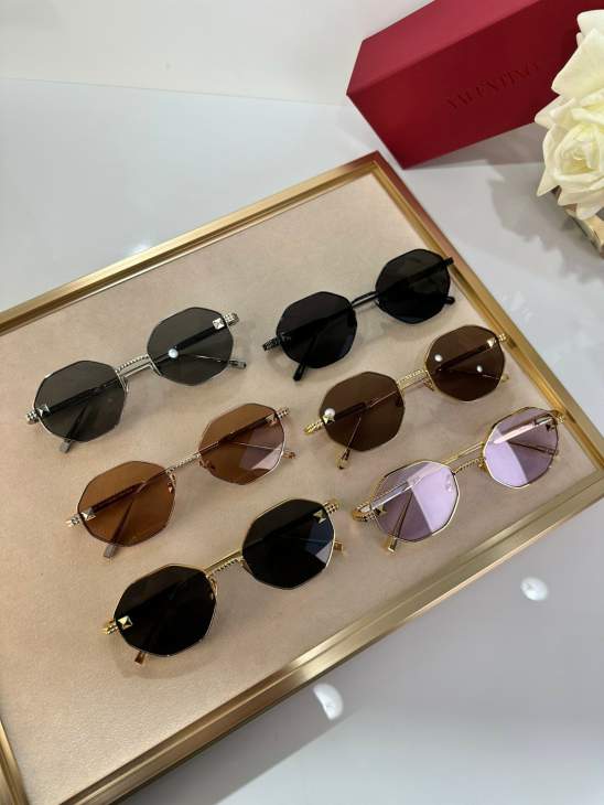 Picture of Valentino Sunglasses _SKUfw65117381fw